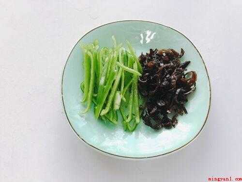 青椒牛肉丝怎么炒(青椒丝和黑木耳丝一起炒断生后加盐调味出锅)