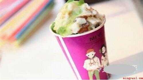 炒奶果怎么做(抹茶味炒奶果食物:新鲜草莓苗2个、牛奶一杯、葡萄干6粒、可可)