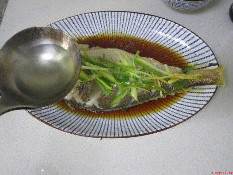大黄鱼怎么做(青椒丝和姜丝的做法_健康频道)