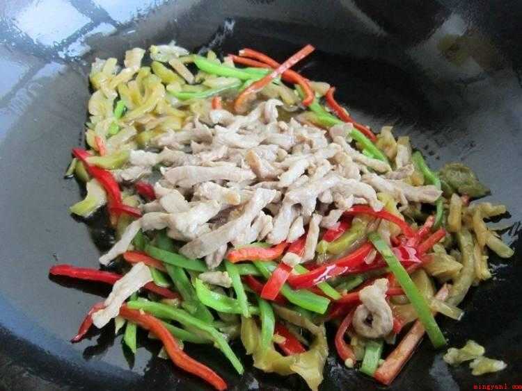 榨菜怎么做好吃（食材准备:榨菜、瘦肉、青红辣椒、植物油、盐、味极鲜、鸡精、淀）