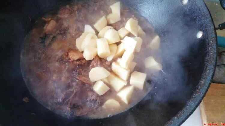 鸡边腿的简单做法(鸡边腿去油,去皮,剁小块。)