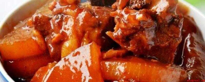 白萝卜怎么炒(食材准备:白萝卜1根排骨500克、油适量、大料3个、香叶2片)