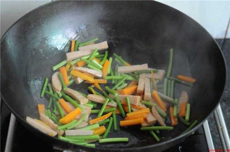 午餐肉怎么做好吃(午餐肉切丝,胡萝卜切粗丝,蒜薹切断备用)
