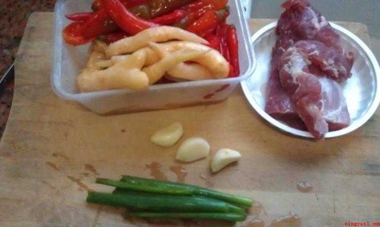 姜芽怎么炒的好吃(瘦肉切丝,酸姜芽,蒜片,泡椒30克,油糖,味道鲜美,蚝油和生)