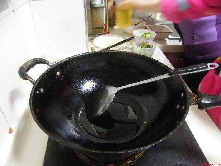 猪小肠怎么炒(猪大肠爆炒最为口味,湘菜一般喜欢爆炒做法,趁热食用非常美味_)