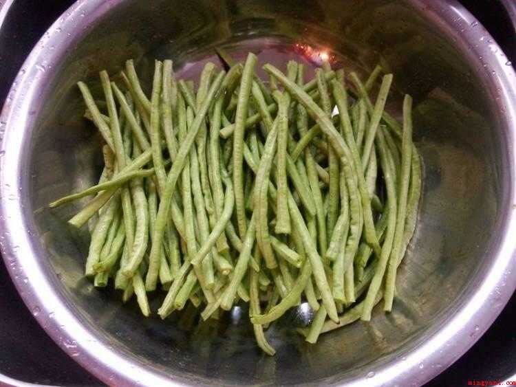怎样腌制豆角(豇豆的食材准备,豇豆用清水漂净。)