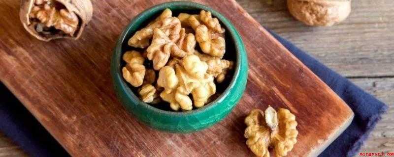 核桃怎么炒(平底锅开小火,倒入核桃仁)