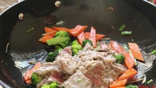 爆炒牛肉怎么炒（牛肉,啤酒,鸡蛋,淀粉,食用油,小葱,生姜,西兰花,胡萝卜,）