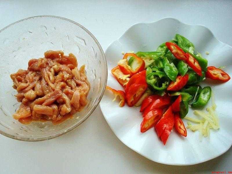 炒大白菜怎么做好吃(卷心菜杆、猪肉、蒜苗、五香粉、芝麻油(可选)、鸡精、淀粉。)