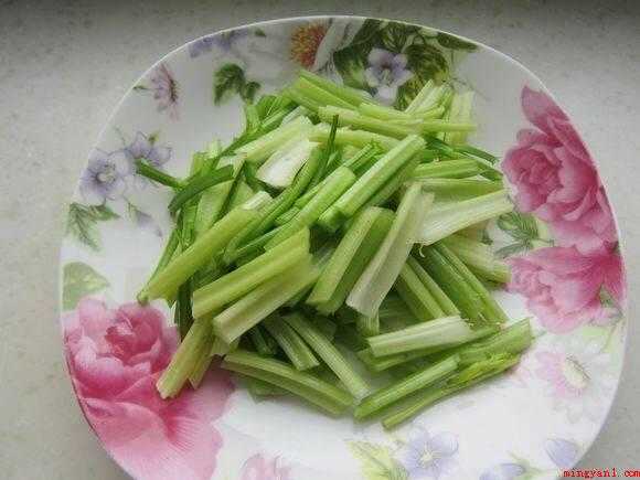 牛肚怎么做(食物提前准备:熟牛肚、辣皮子、花椒粒、白胡椒粉、圆葱、毛芹、)