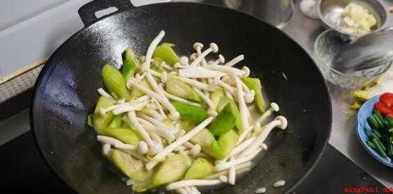 炒丝瓜怎么炒好吃（海鲜菇一包、丝瓜3根、鸡蛋3个、食用盐、红菜椒、鸡粉、葱段）