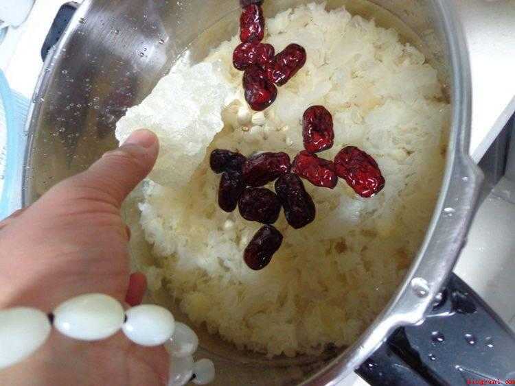 新鲜的莲子怎么做好吃（银耳和莲子洗净泡的做法）