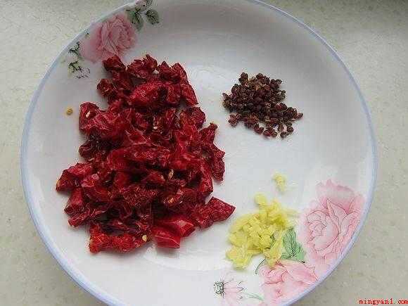 牛肚怎么做(食物提前准备:熟牛肚、辣皮子、花椒粒、白胡椒粉、圆葱、毛芹、)