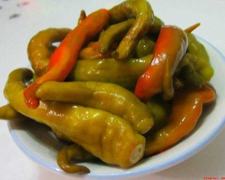 酸辣椒怎么腌制好吃又能放长时间(鲜辣椒晾干水分怎么做?)