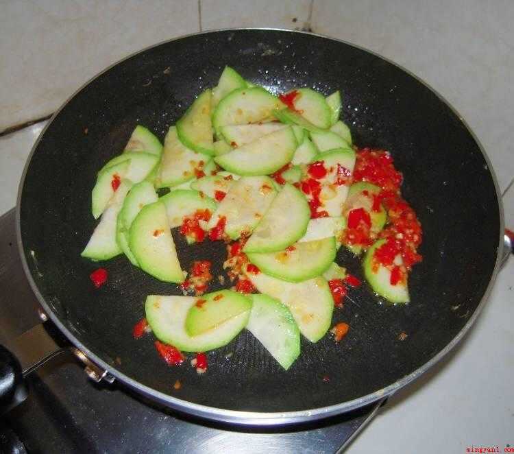 西葫芦炒鸡蛋怎么做好吃(西葫芦的做法_健康频道)