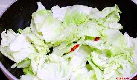 卷心菜怎么做好吃(咸鲜微辣,很好吃的卷心菜)
