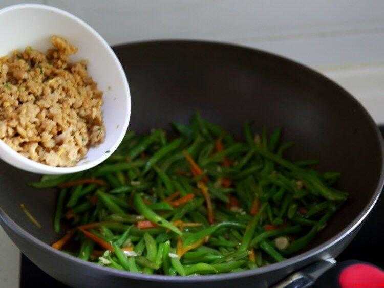 刀豆怎么炒好吃又简单（清理整洁的刀豆,一小截胡萝卜,几瓣蒜头和调好味的肉末）