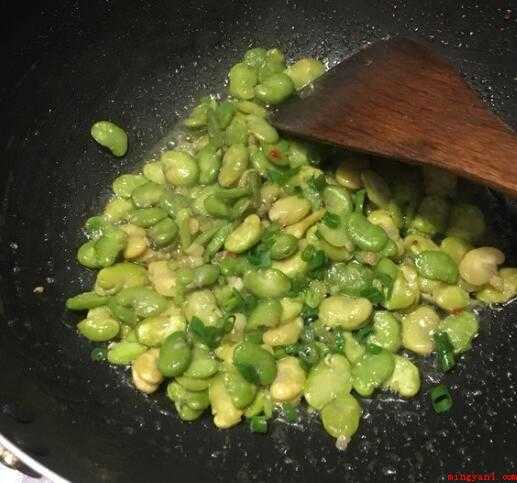怎么炒蚕豆(蚕豆500克、蒜头2瓣、香葱1一点辣椒酱,适量鸡精)