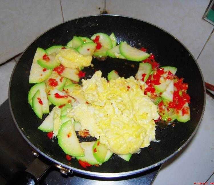 西葫芦炒鸡蛋怎么做好吃(西葫芦的做法_健康频道)