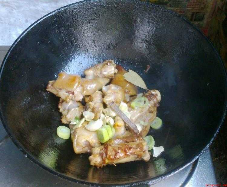 怎么炖猪蹄(大豆用水浸泡,直到体积变大)
