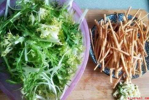 苦菊熟吃做法(苦菊炒三子,大火翻炒至苦菊和三子变软,少许鸡粉调味)