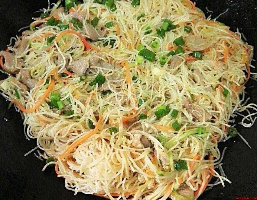 米粉怎么炒（胡萝卜、青瓜半条、香葱大蒜各适量）