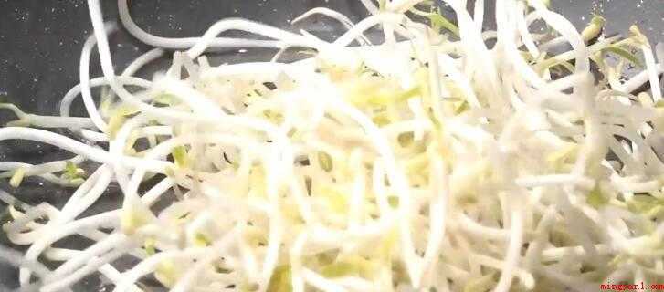 炒饼怎么做(老北京人吃油饼时会就着豆浆吃)
