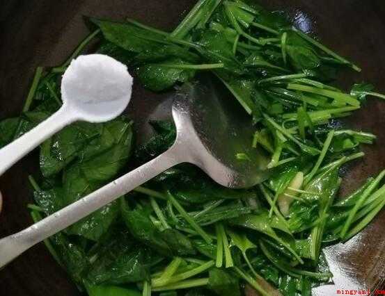 怎么炒菠菜好吃(菠菜含有丰富多彩的维他命_健康频道)