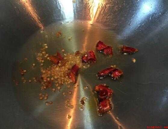 怎么炒花蛤(花蛤、油、干辣椒、蚝油、香菜、六月鲜酱油)