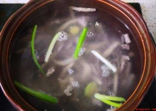 羊下货汤的做法和配料(羊下货汤的调料:羊杂300克、葱姜蒜适量、白胡椒粉少量、盐少)