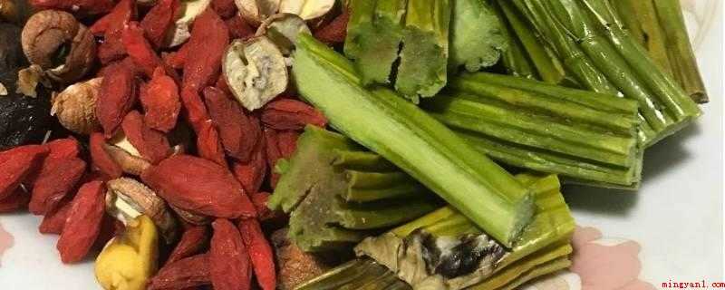 石斛能和枸杞一起泡水喝吗(铁皮石斛和枸杞是可以一起泡水喝的)