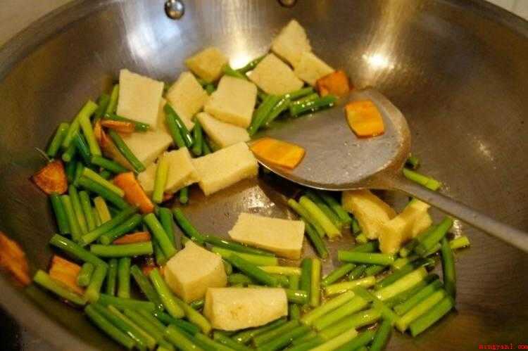炒冻豆腐怎么做好吃(蒜薹清洗切条,香肠斜切片。)