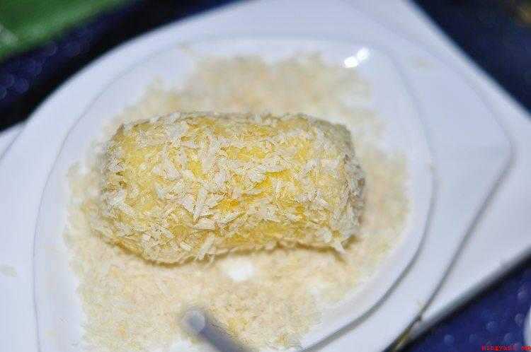 香蕉能做什么简单的美食（香蕉削皮切成2段,按土司的长短来切）