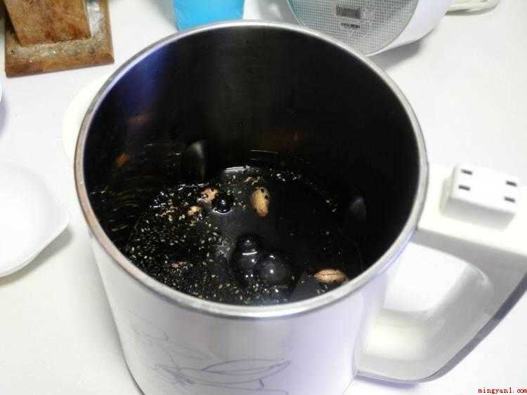 芝麻怎么做好吃又简单(食物提前准备:大米和黑米放进豆浆机中泡浸20分钟)