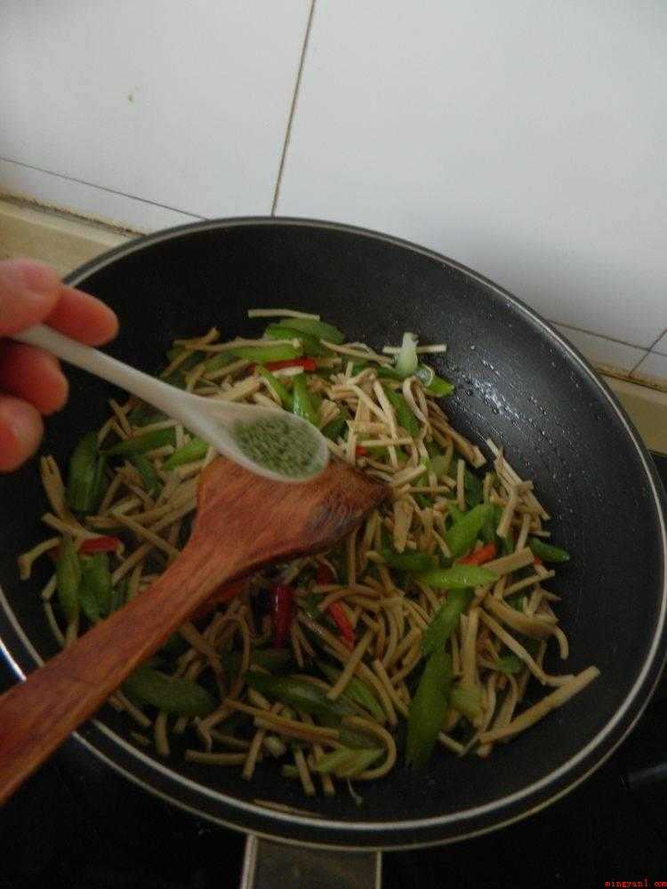 豆腐丝怎么炒好吃又简单（豆腐丝的做法_健康频道）