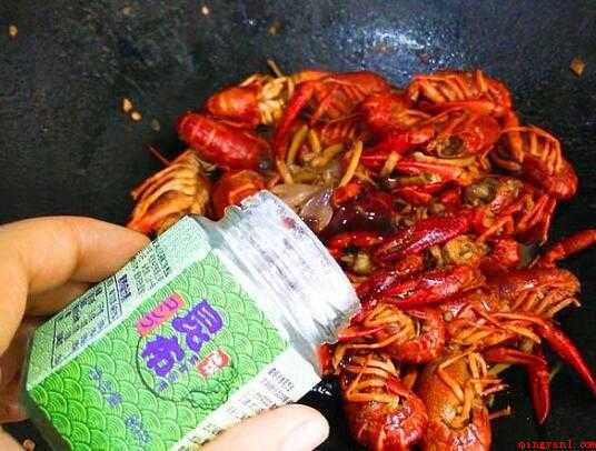 小龙虾的做法（香辣小龙虾的做法,口感辣鲜香,颜色红亮,材质软嫩,味道麻辣）