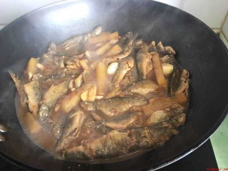 柳根鱼的做法（去鳞鱼,清洁内脏备用。）