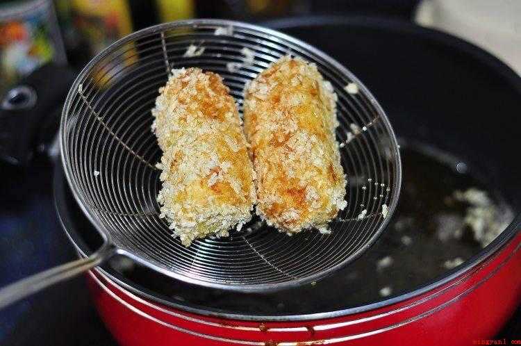 香蕉能做什么简单的美食（香蕉削皮切成2段,按土司的长短来切）