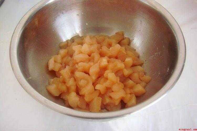 辣子鸡丁的正宗做法窍门（新鲜鸡脯肉清洗的做法步骤）