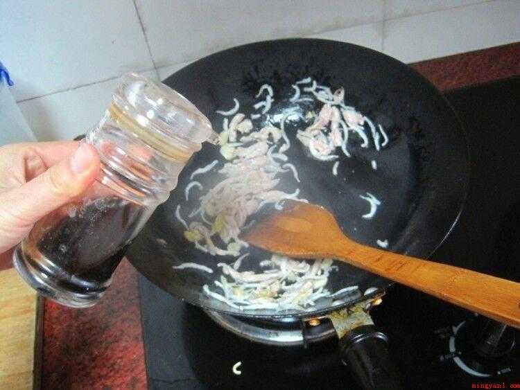 小银鱼怎么做好吃（小银鱼洗净后沥干备用。）