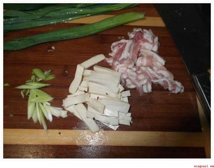 豆腐干炒肉怎么做（五花肉切片、豆腐干切条、蒜苗斜切片）