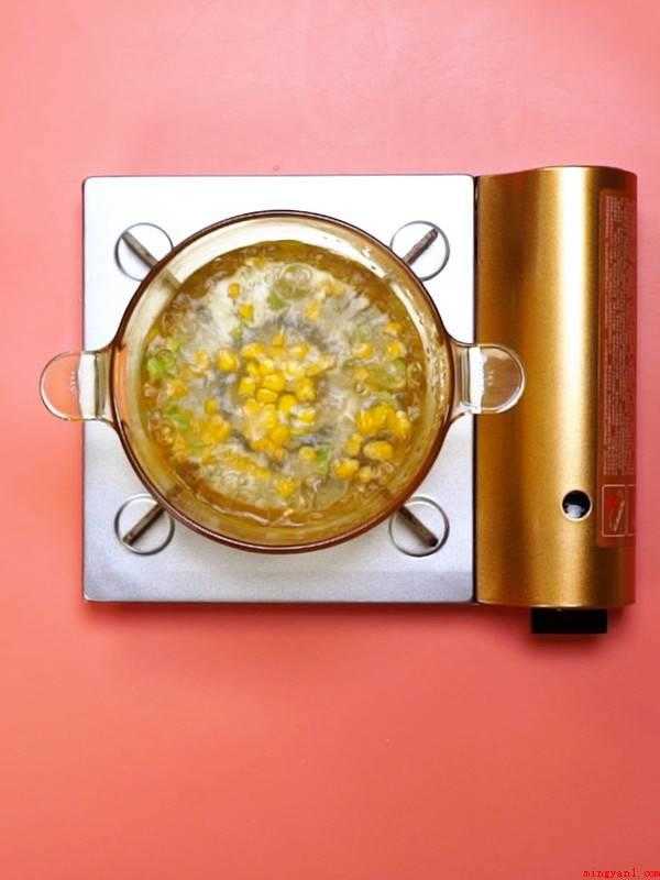 怎么炒滑蛋(炒滑蛋的准备材料:虾50克、玉米粒)