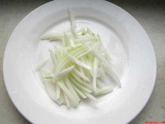 牛肚怎么做(食物提前准备:熟牛肚、辣皮子、花椒粒、白胡椒粉、圆葱、毛芹、)