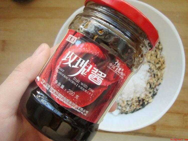 元宵怎么做(花生和黑芝麻打碎(用家常蒜臼捣碎更方便,颗粒大小可根据个人口)
