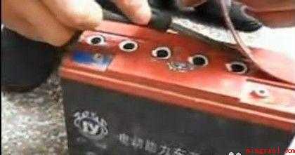 电瓶加水的正确步骤（电池加水的正确步骤是什么）