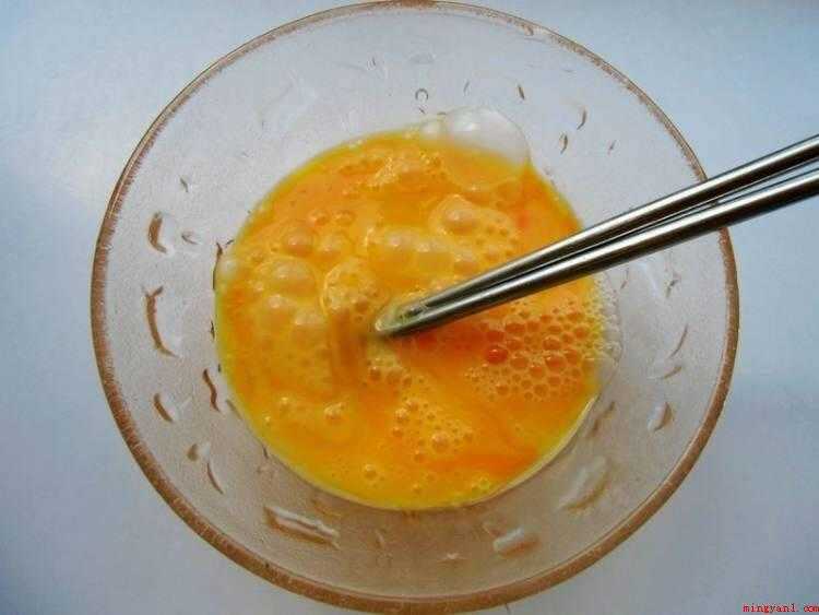 蛋炒豆角怎么炒好吃（鸡蛋定型,快速用筷子划散）