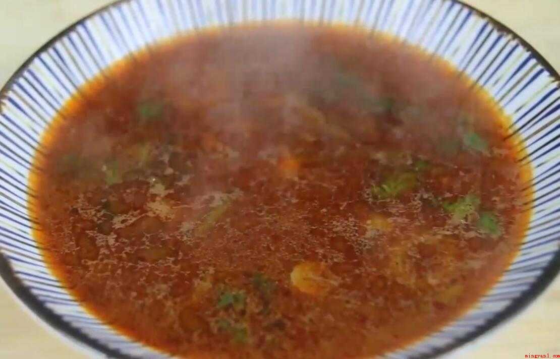 火锅底料怎么炒（火锅底料200克、盐、葱、鸡精、胡椒粉、香菜切段）