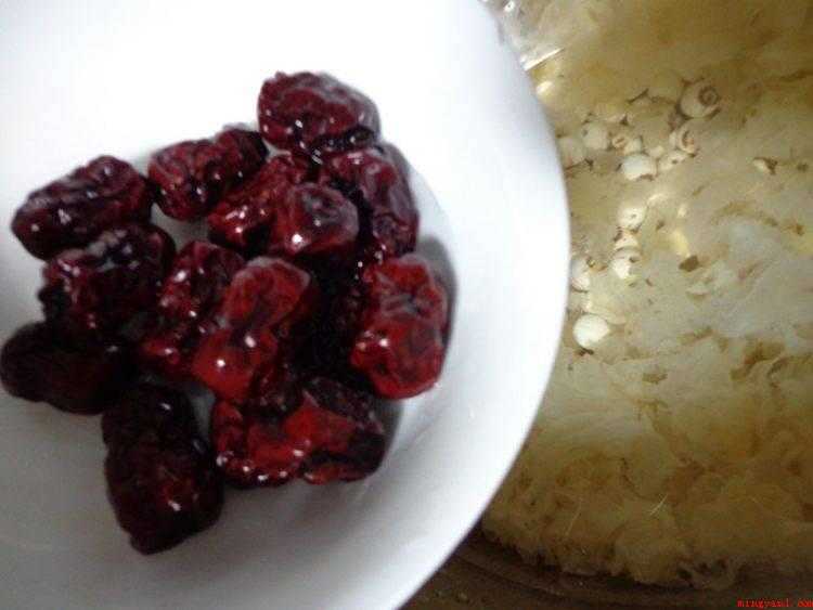 新鲜的莲子怎么做好吃（银耳和莲子洗净泡的做法）