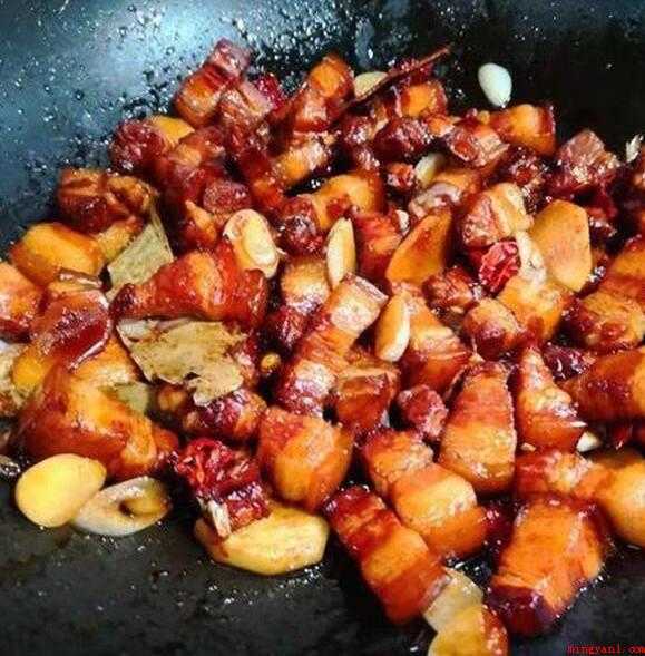 干缸豆怎么做(干豇豆烧肉主料:五花肉4葱一根,姜一块,冰糖15克、生抽10)
