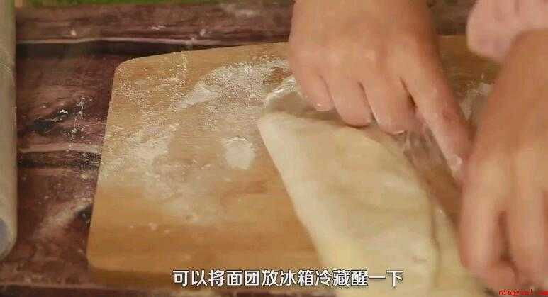面包如何做(面团和黄油要步调一致,用三擀三折的方法)